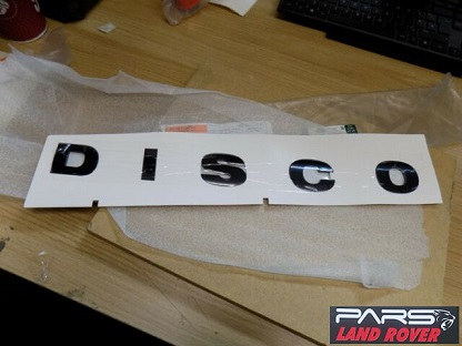 LR051557 ÖN KAPUT ÜSTÜ YAZI (DISCO) SİYAH DISCOVERY 4